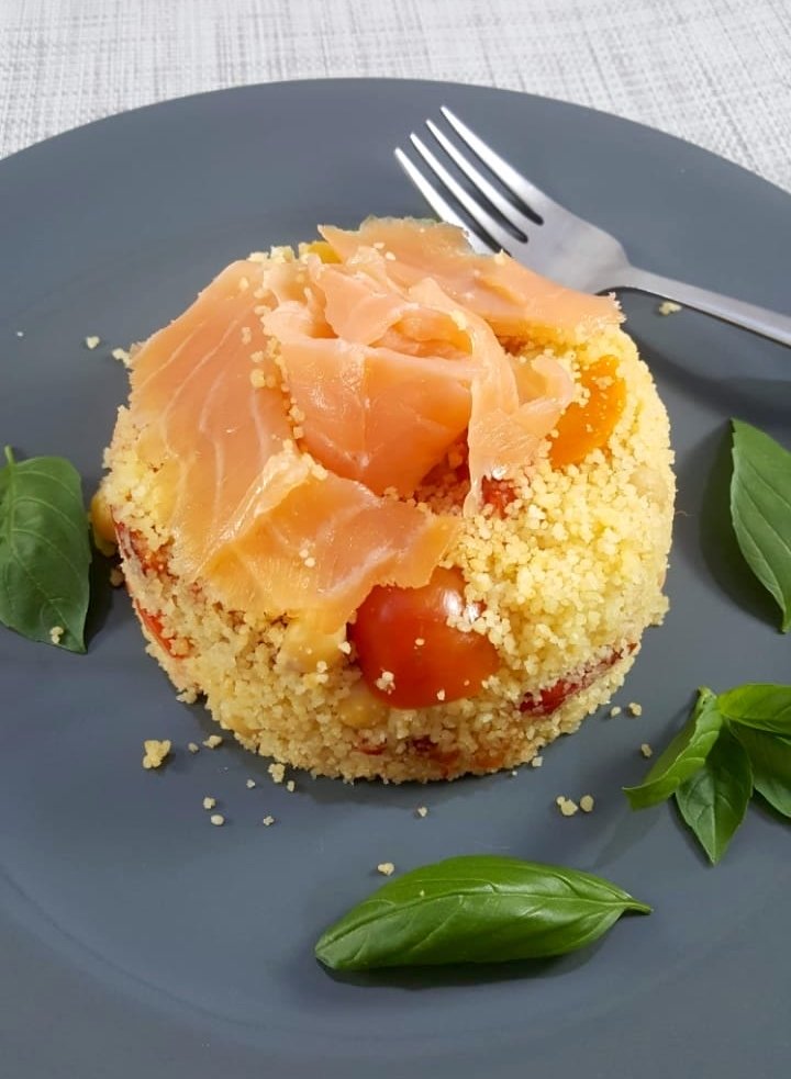 Couscous-Salat mit Räucherlachs