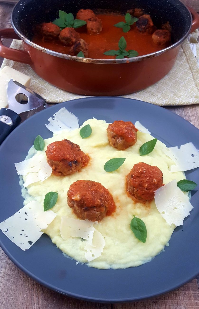 Hackbällchen in Tomatensoße und Kartoffelpüree