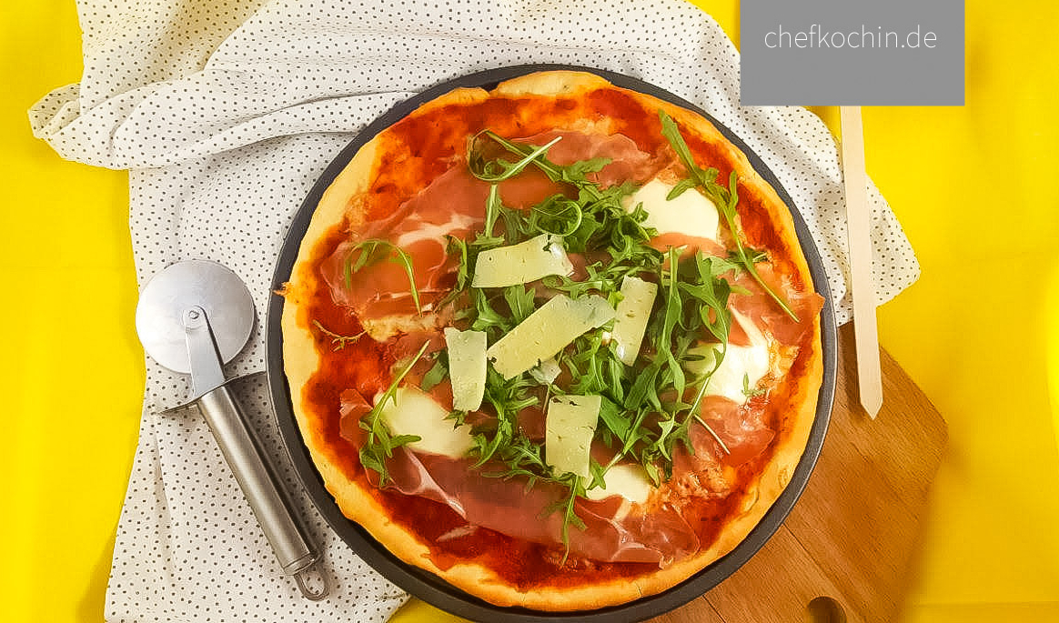 Pizza mit Rucola, Parmesan und Parmaschinken | Chefköchin