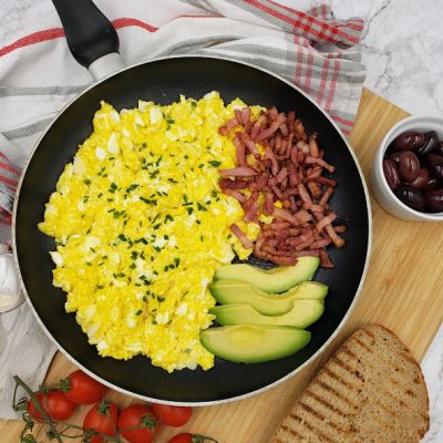 Frühstück mit Rührei, Speck und Avocado