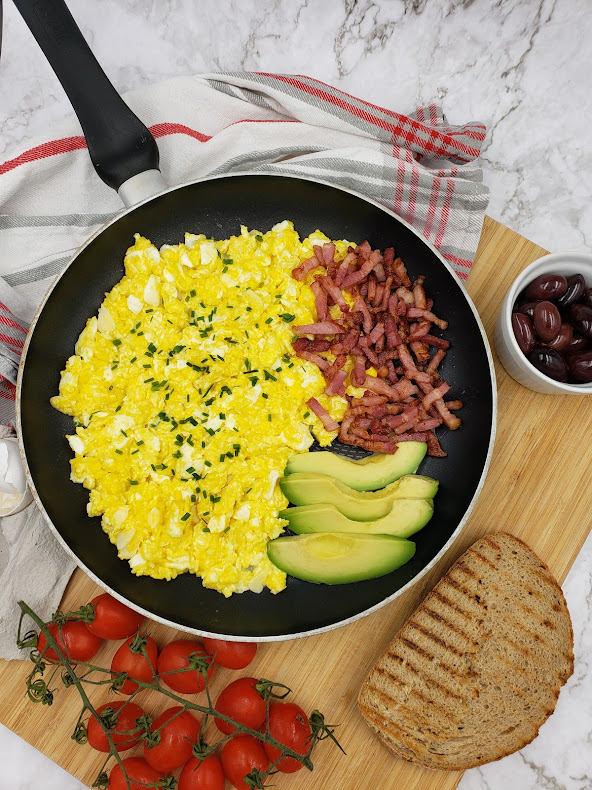 Frühstück mit Rührei, Speck und Avocado