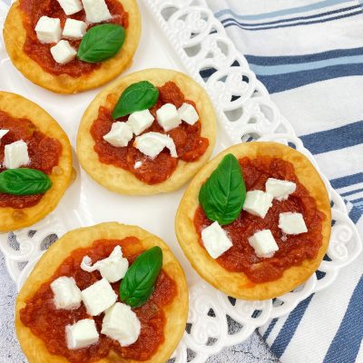 Mini-Pizzen mit Tomaten und Mozzarella