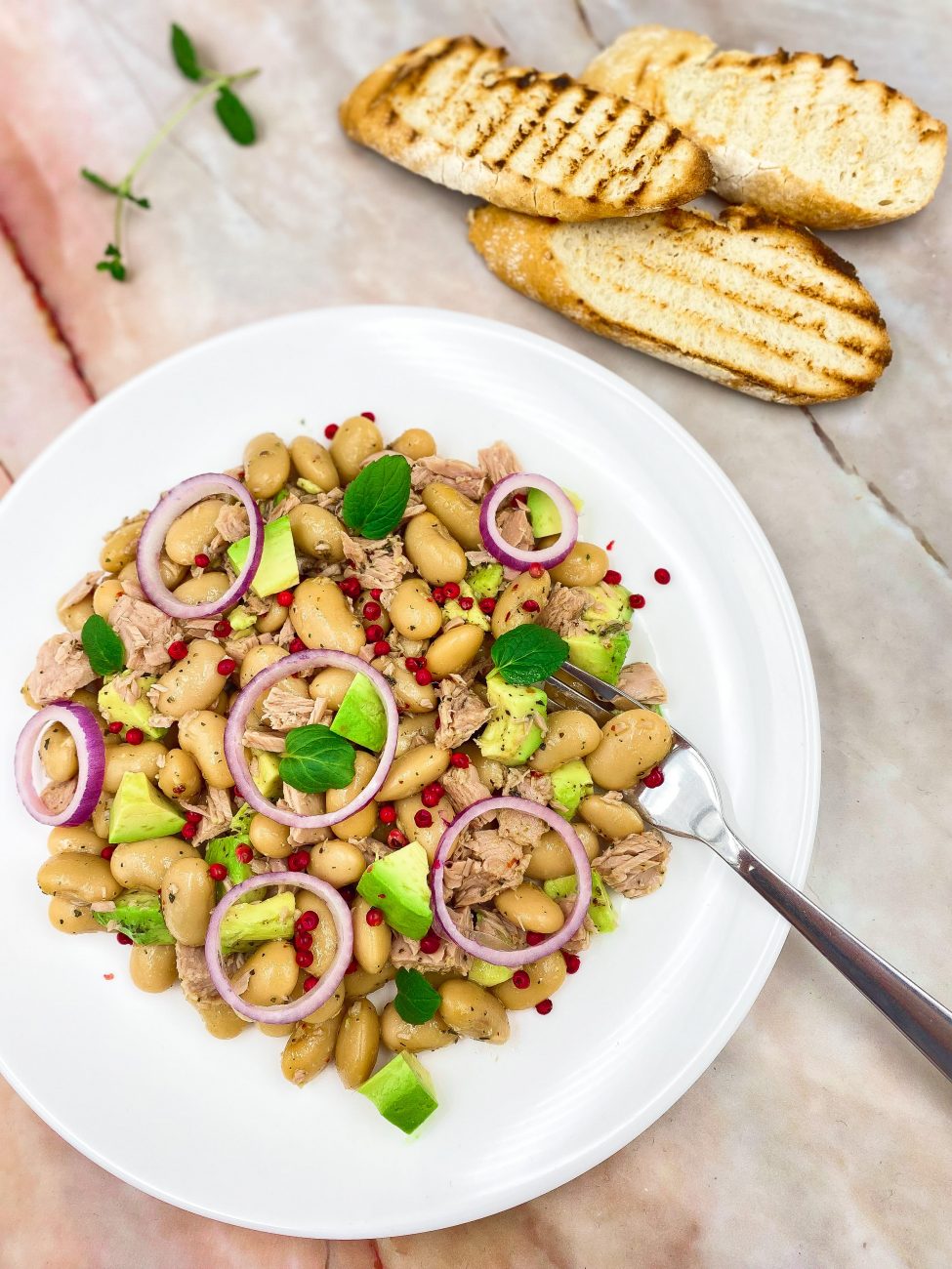 Salat mit weißen Bohnen, Thunfisch und Avocado